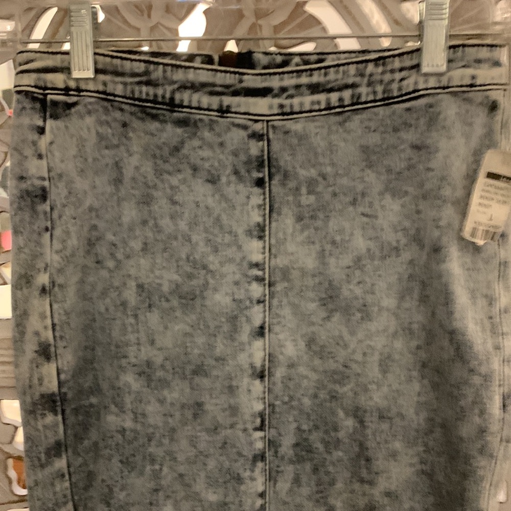 DENIM Pencil Skirt with Zipper back. Size L - Picture 2 of 4